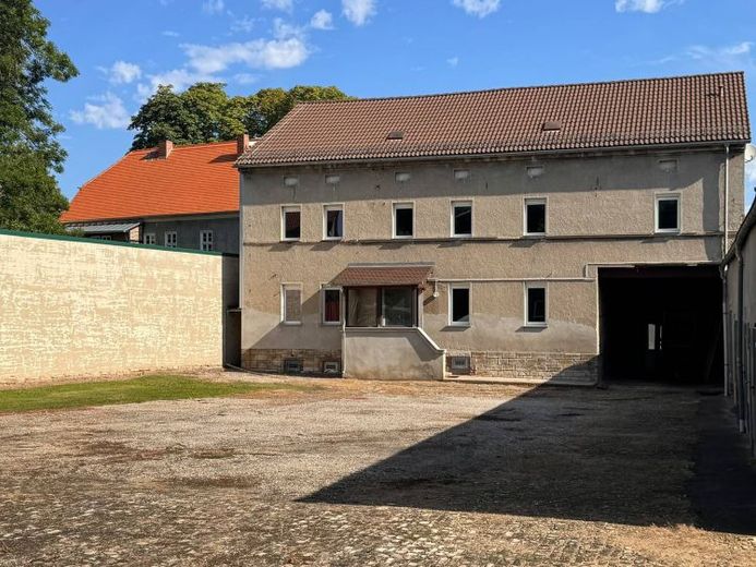 Mehrfamilienhaus zur Fertigsanierung mit Garagen und großem Hof (provisionsfrei für Käufer) – Foto 1