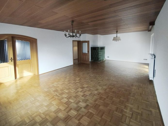 Appartamento ristrutturato con 3 locali (piano terra), cucina e terrazza esposta a sud, in posizione tranquilla a Kleinostheim – Wohnbereich / Kachelofen