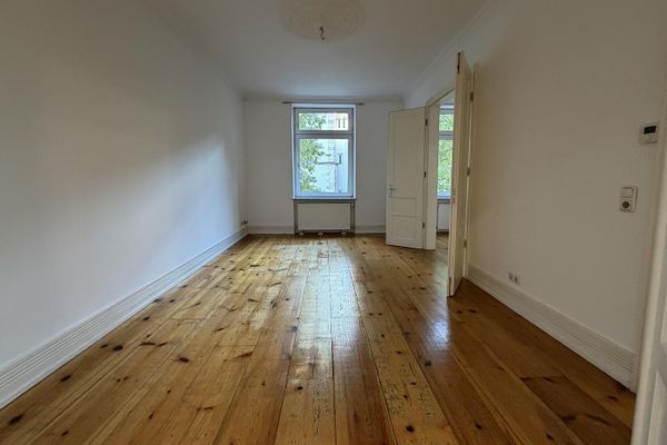 3,5-Zimmer-Altbauwohnung im Nordend mit Balkon, EBK und 3m hohen Decken