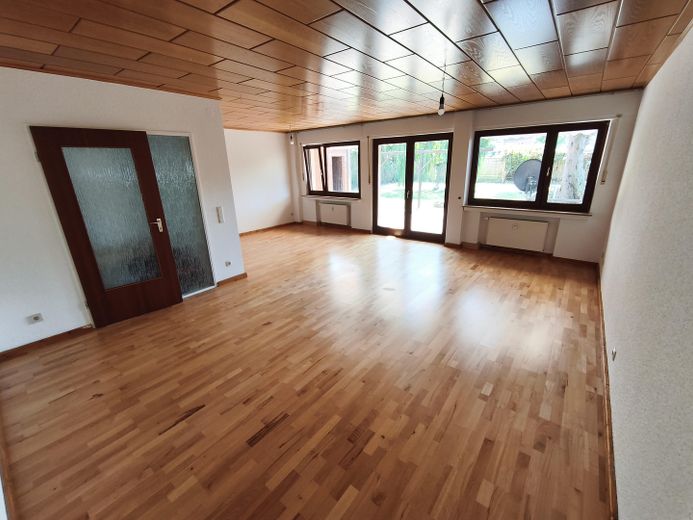 Großzügige Erdgeschoss Wohnung mit Garten und Garage – Wohn- / Esszimmer