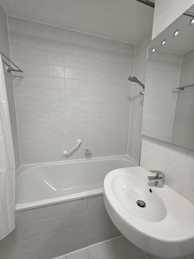 Schöner Wohnen, provisionsfreie/möblierte 1,5 Z-Whg.,2.OG, Lift, TG, 10 Min. U3, 5 % Rendite möglich – Badezimmer