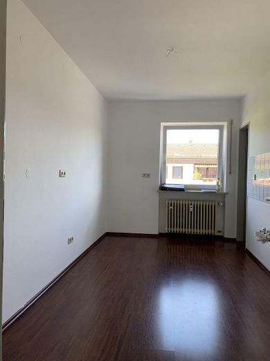 Große Wohnküche mit Speisekam.