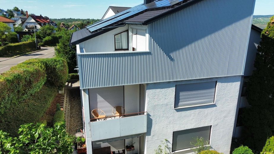 Erstbezug nach Kernsanierung: 4-Zimmer-Wohnung mit PV-Mieterstrom & TG-Stellplatz in S-Heumaden – Gebäude