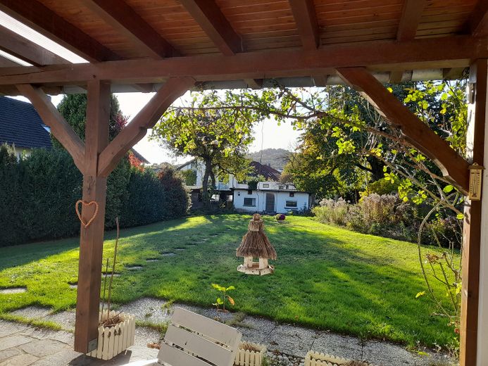 8-Zi.-Wohnhaus mit schönem Garten (1.400 qm) in Marburg-Schröck, courtagefrei – Garten mit Annexbau 2