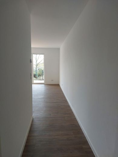 Erstbezug 2-Zimmer-Wohnung (1. OG, Balkon, barrierefrei) in Berge bei Nauen – Zugang Wohnzimmer