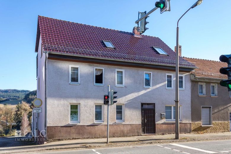 Wohnhaus mit 3 WE + Zimmervermietung – Seitlich. Anliegerstrasse