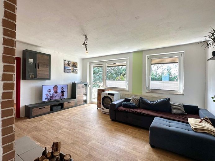 HORN IMMOBILIEN ++ Alleinlage gesucht? Einfamilienhaus, voll unterkellert in Gehren bei Strasburg – Wohnzimmer
