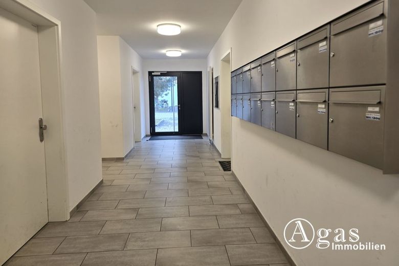 Schöne 3-Zimmer-Wohnung mit Balkon in Schönefeld – Treppenhaus mit Aufzug