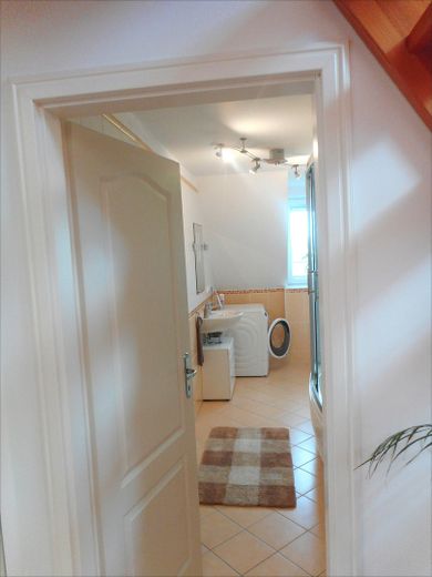 Helle voll möblierte Maisonette-Wohnung auf 2 Ebenen in ruhiger Lage in Hamburg-Eidelstedt – Blick ins Bad
