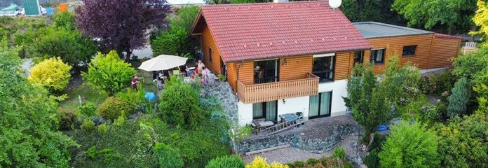 Großzügig wohnen, clever heizen (VHB): Architektenhaus mit Fußbodenheizung, Galerie & Specksteinofen – Panoramaobjektansicht Südseite