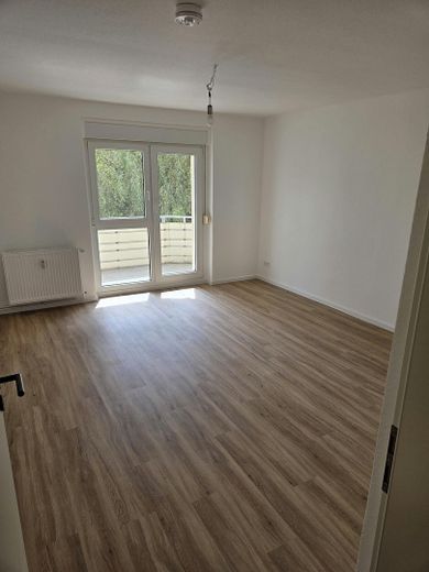 Amplio apartamento de 4 habitaciones en una zona tranquila – Wohnzimmer