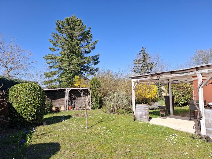 Garten mit Brennholzspeicher