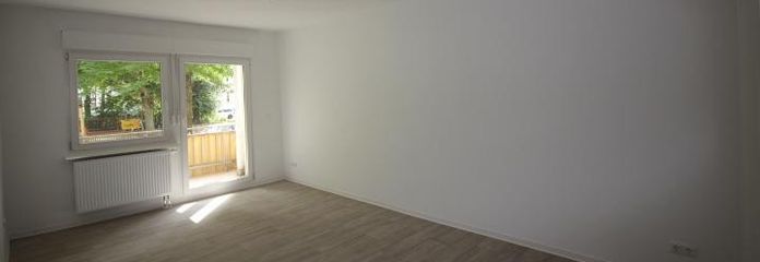 Schöne 2-Raum-Wohnung mit EBK direkt an der Goethestraße – Wohnzimmer