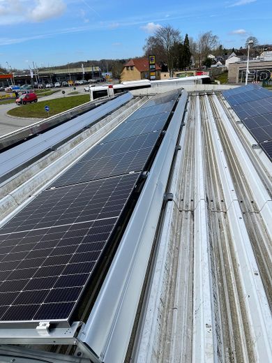 SB-Waschplatzanlage inclusive Imbiss mit Gastraum und Außenterrasse – Solar