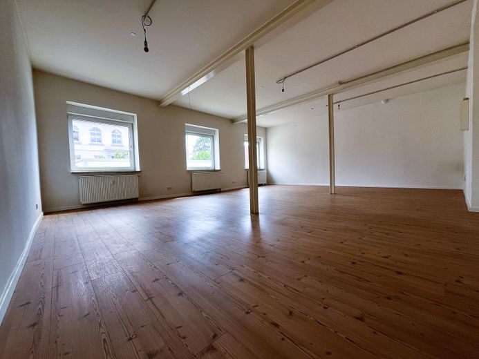 Modernes, frisch saniertes Loft in Elze mit hohen Decken und großzügigem Wohnraum – Wohnraum mit vielen Fenstern