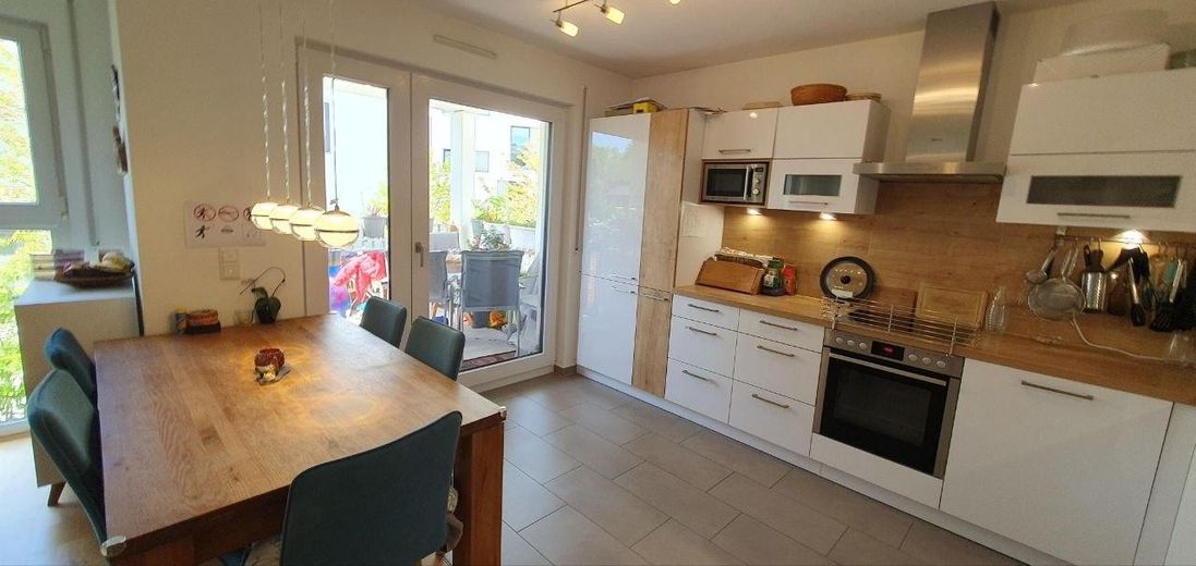 Moderno piso de 4 habitaciones con balcón, ascensor y plaza de garaje subterráneo en Thon – Balkon