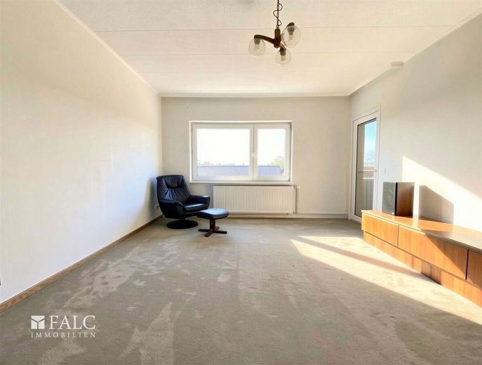 Vahrenwald- piso de 3 habitaciones con balcón en el 3er piso con bonita vista (sin ascensor) – Wohnzimmer aktuell