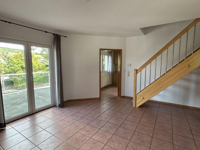 3,5Zi-Maisonette-Wohnung,2Garagen,Balkon,Küche,Kamin,GästeWC,Niedernhausen,Schäfersberg. – EG Wohnzimmer +Balkontür