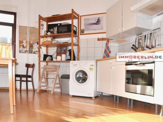 IMMOBERLIN.DE - Gepflegte Stuck-Altbauwohnung mit Loggia in Trendlage beim Tempelhofer Feld – Foto 1