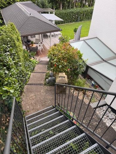 Saarbrücken! Luksusowy dom przy lesie, a jednak w mieście – spokojna, prestiżowa lokalizacja, wszechstronne możliwości wykorzystania – Treppe v. Fertiggarage  