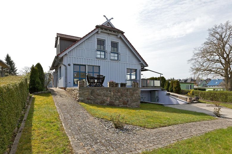 Haus am Fleesensee - unverbaubarer Seeblick - komplett möbliert – Haus Seitenansicht
