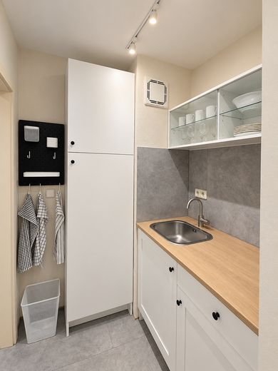 Balkon ve ankastre mutfaklı mobilyalı 1 odalı daire – yaklaşık 39 m² – Küche