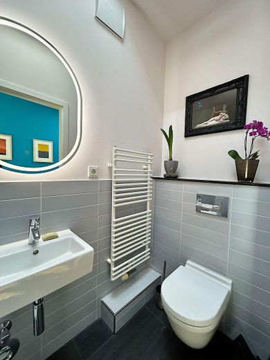 Penthouse exclusif dans le quartier belge – Un logement meublé avec style, calme et lumière – Gäste-WC mit Dusche