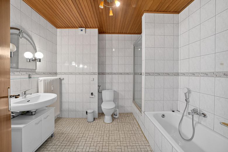 Großzügiges Wohnen mit schönem Garten – Einfamilienhaus mit Einliegerwohnung – Erdgeschoss- Badezimmer