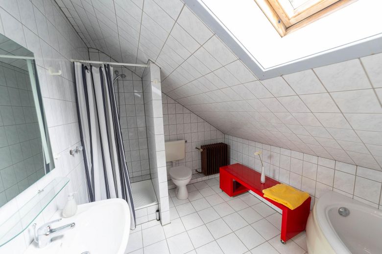 Im Grünen leben - mitten im Zentrum (maklerfrei)  - inkl. 85qm Einliegerwohnung – Bad DG