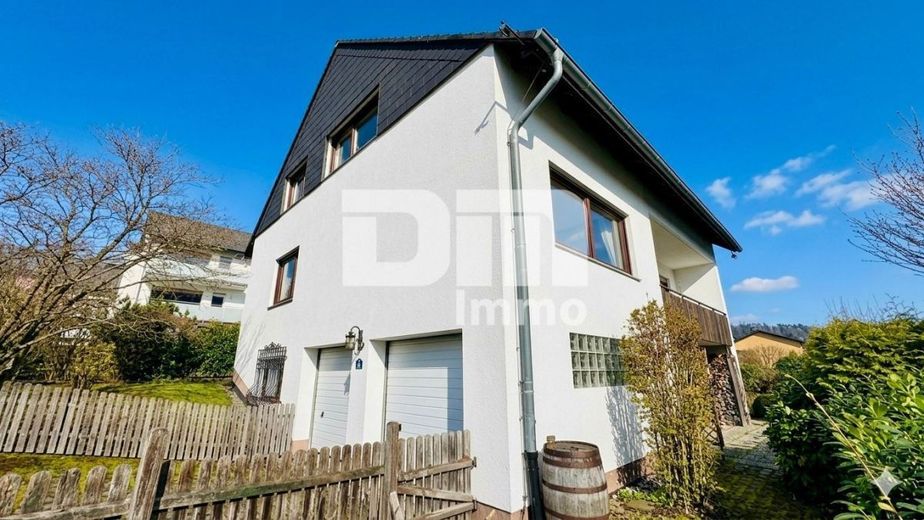 Gepflegtes 1 bis 2 Familienhaus in gesuchter Ortsrandlage mit Panoramablick – Seitenansicht