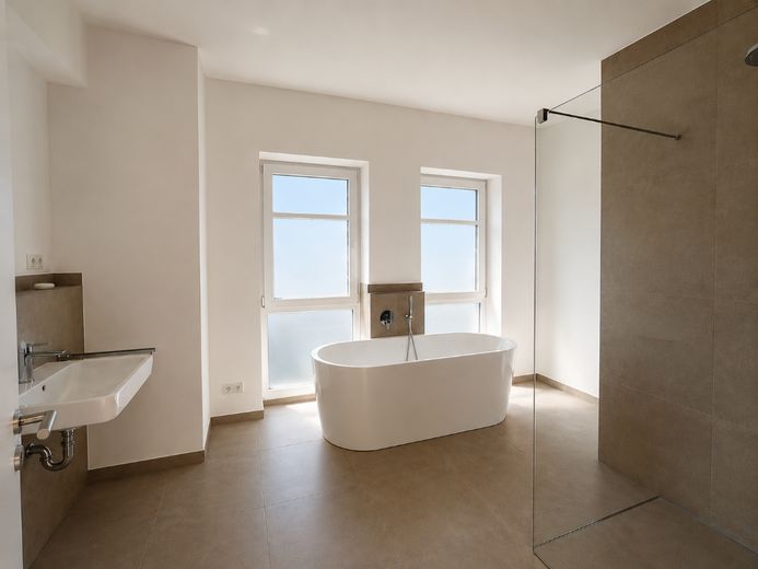 3-pokojowe mieszkanie na piętrze z balkonem w willowej dzielnicy – Badezimmer