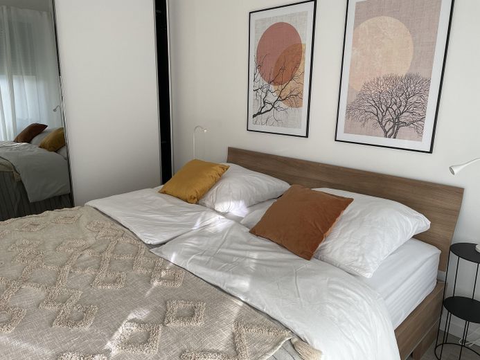 Sonnige Wohnung direkt am See in Neuruppin mit Gartenterrasse, voll ausgestattet – 08_Schlafzimmer,Einbauschrank