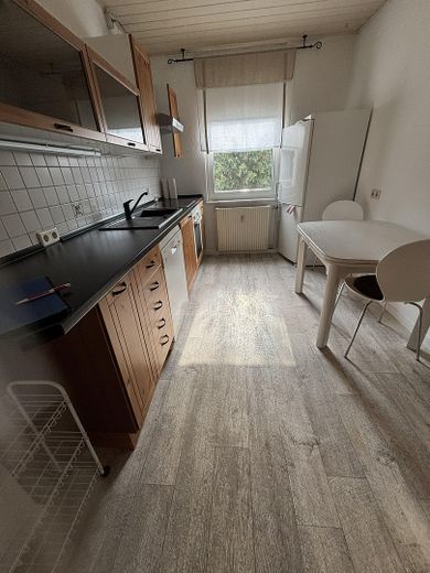 3 Zimmer, überdachter Balkon, ruhiges Haus, EBK, Tageslichtbad mit Wanne und Dusche – Küche