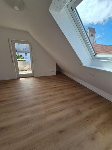 Frisch renovierte 5-Zi.-DG-Wohnung | Balkon | EBK | 85 m² | Schwäbische Alb | provisionsfrei – Schlafzimmer