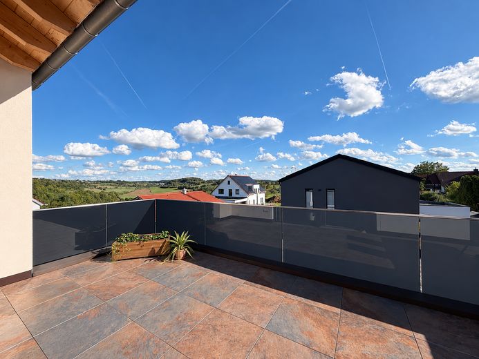 Hochwertige Neubauwohnung mit großzügiger Galerie in ZFH (möbliert) – Ausblick Balkon Süd