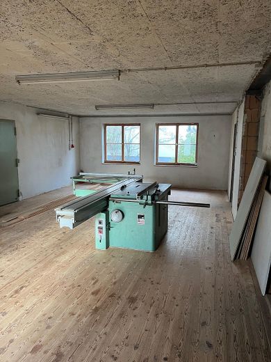 CASA PLURIFAMILIARE VERSATILE CON POSSIBILITÀ COMMERCIALE E POTENZIALE DI AMPLIAMENTO – Werkstatt EG