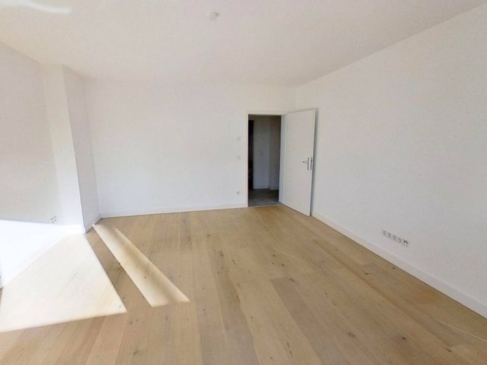 Helle 2-Zimmer-Wohnung mit Tageslichtbadezimmer und großem Balkon – Ansicht II: Wohn- und Esszimm…