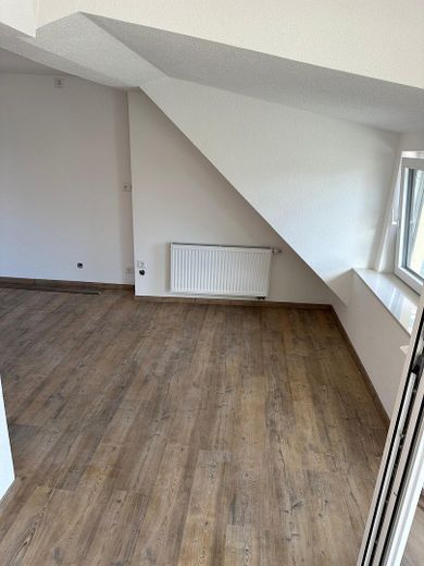Attraktive 2,5-Zimmer-Dachgeschosswohnung in Walldürn – Wohnzimmer