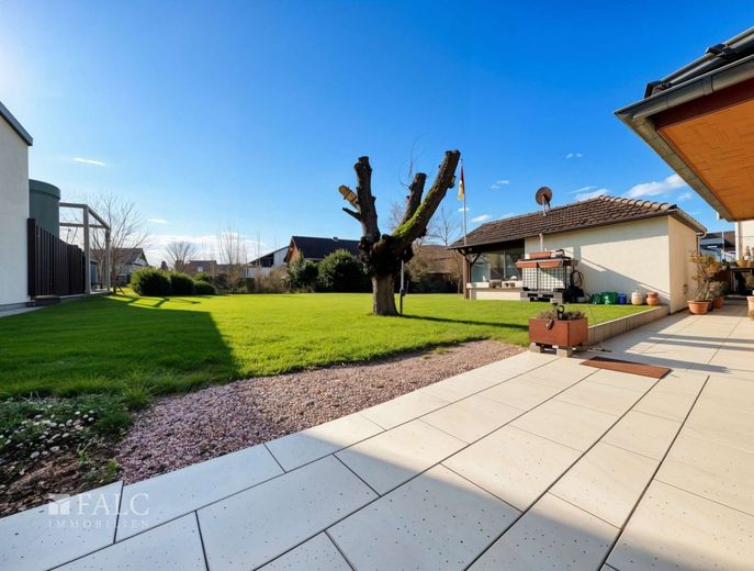 Einfamilienhaus auf 927 m² Grundstück - modernisiert, energieeffizient und familienfreundlich – Außenansicht/Garten