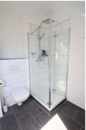 Einfamilienhaus (freistehend) mit Einliegerwohnung – Bad OG Dusche