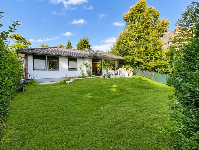 Freistehendes Einfamilienhaus in Top-Lage von Kronberg mit großem Garten und Terrasse – Außenansicht