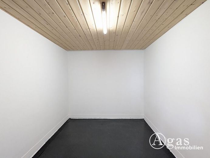 Großzügige Wohnung mit Wintergarten, Kamin und ca. 300 m² Garten – Abstellraum
