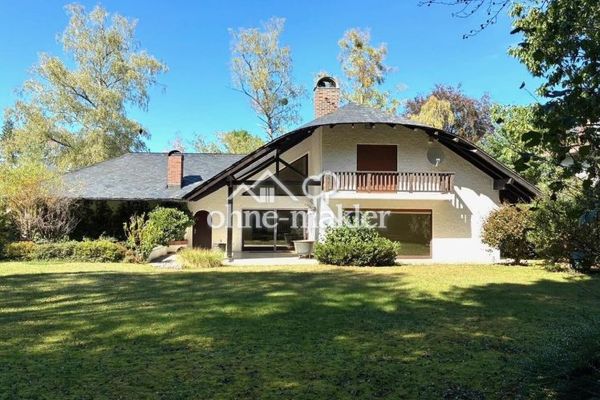 Geniş arsada kırma çatılı villa