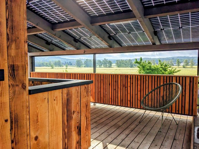 Traumhaftes Loftstudio mit grandiosem Blick in die Horlofftal-Auen.  Neubau Erstbezug. Möbliert. – Überdachter Bereich Dachterras