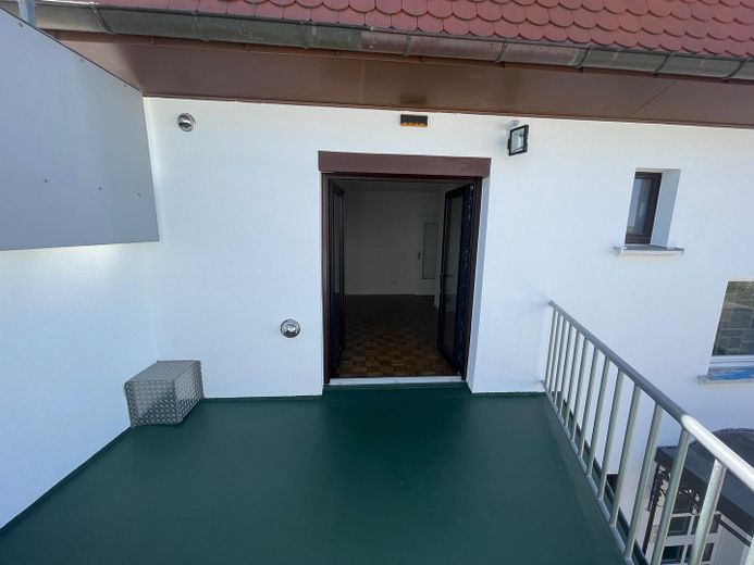One max. two-person apartment, €980 cold rent, non-smokers, Böblingen centre – Balkon