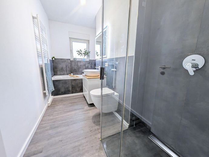 Renovierte Terassen-Wohnung in begehrter Lage Zehlendorf - sofort bezugsfrei, ohne Provision – Bad