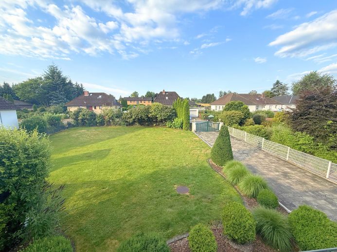 Villa esclusiva progettata da un architetto con vista libera sui prati dell’Ilmenau – Blick zur Straße