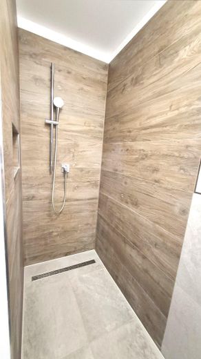 neuwertiges Einfamilienhaus mit der Doppelgarage – Dusche OG