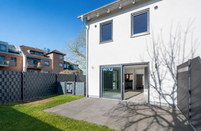 Einziehen und wohlfühlen - familienfreundliche Doppelhaushälfte aus 2018 im Herzen von Pulheim-Geyen – Rückansicht mit Terrasse
