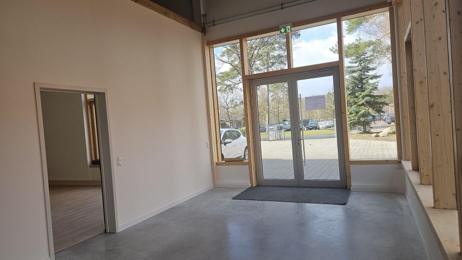 Halle commerciale neuve avec surface de bureaux dans un emplacement central idéal – Innenansicht Eingangsbereich
